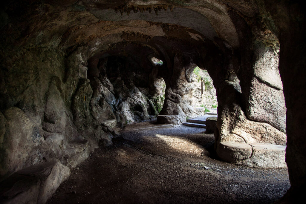 Caverna in Roccia e fonte Pliniana - Bagni di Bormio