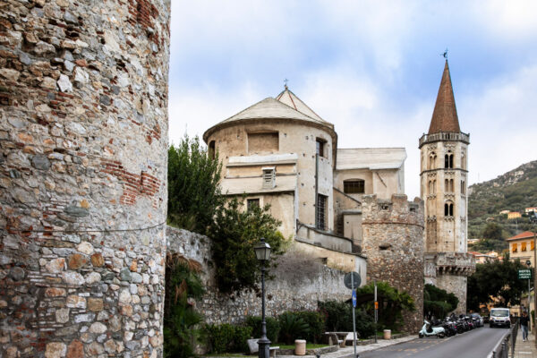 Chiesa e campanile di San Biagio vista da fuori le mura