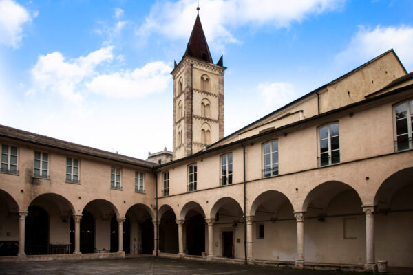 Chiostri interni del convento di Santa Caterina e campanile sullo sfondo