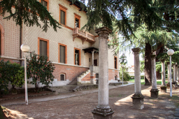 Colonne nel giardino di Villa Quadrio - Biblioteca
