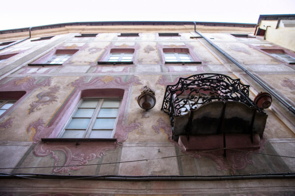 Dipinti settecenteschi sulla facciata di palazzo Cavasola a Finalborgo
