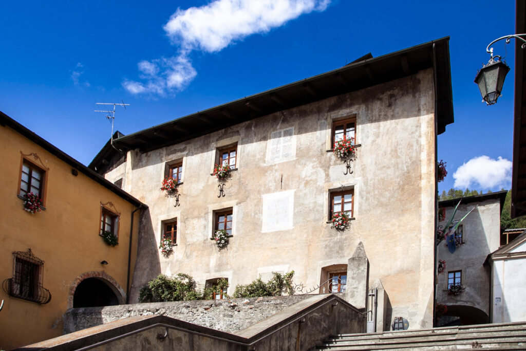 Facciata del Palazzo De Simoni di Bormio con municipio e museo civico