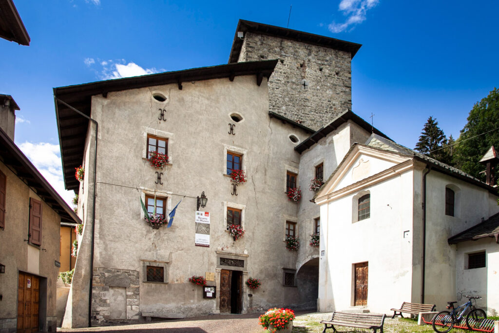 Facciata del Palazzo de Simoni di Bormio con torre medievale e cappella della Beata Vergine del Buon Consiglio