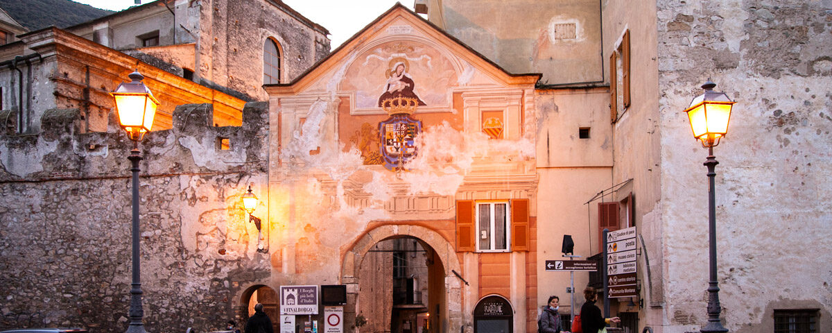 Facciata della Porta Reale di Finalborgo - Porta principale di ingresso al paese