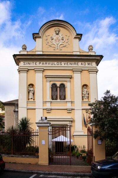 Facciata della chiesa di san Giuseppe Calansazio a Finale Ligure