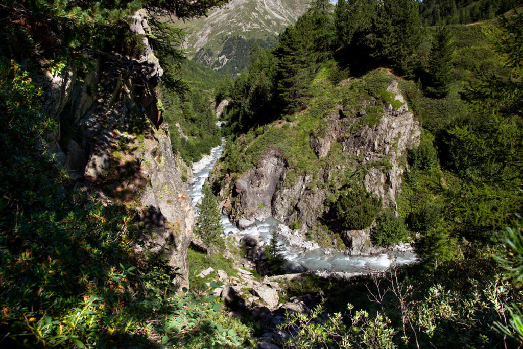 Il fiume della Val Nera visto dal sentiero di trekking