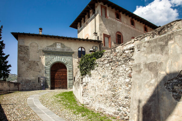 Ingresso al Castel Masegra e insegna Caserma Guicciardi