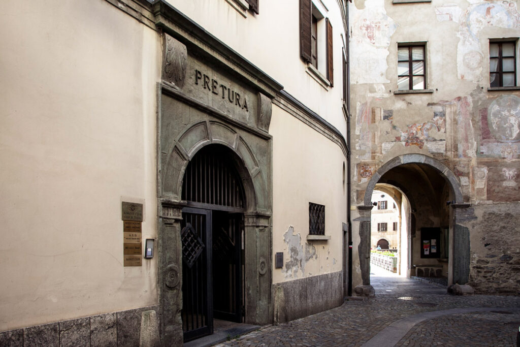 Ingresso al palazzo Pretorio di Tirano con cornice in pietra