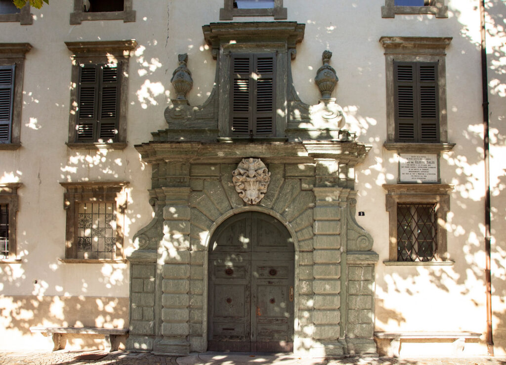 Ingresso di palazzo Salis con portale in pietra in stile barocco