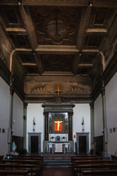 Interni della chiesa del Santissimo Crocifisso e crocifisso ligneo del XV secolo