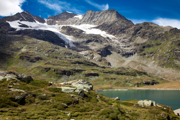 Lago Bianco della Svizzera con neve perenne