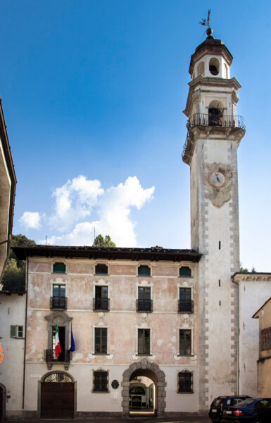 Municipio di Morbegno e campanile della chiesa dei Santi Pietro e Paolo