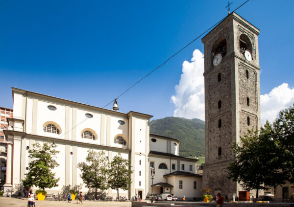 Piazza Campello di Sondrio con Chiesa Colleggiata e Torre Ligariana