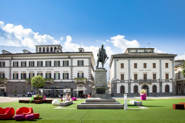 Piazza Garibaldi di Sondrio con statua di Giuseppe Garibaldi
