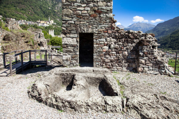 Sepolcri medievali scavati nella roccia del castello di San Faustino