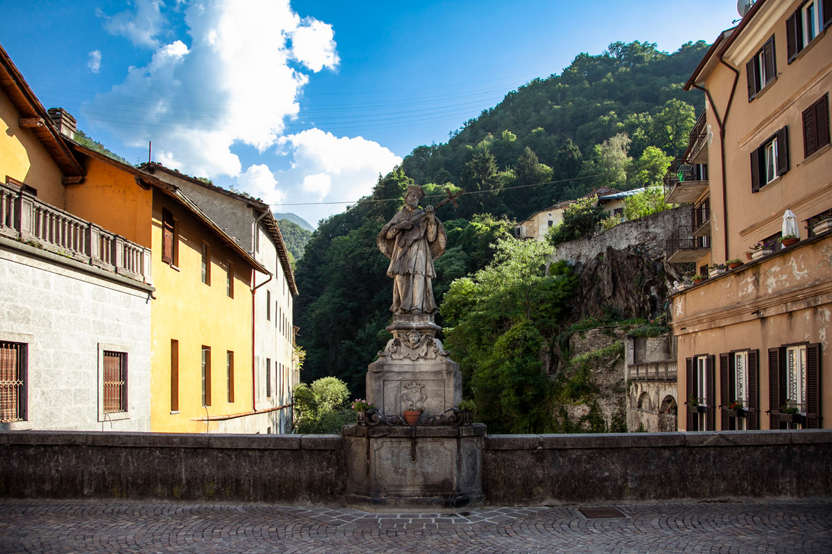 Statua di San Giovanni Nepomuceno su ponte del Bitto - Valtellina