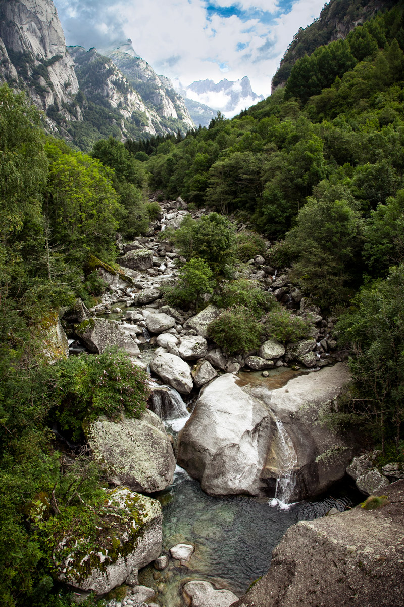 Torrente Mello e le montagne nel trekking in Valtellina