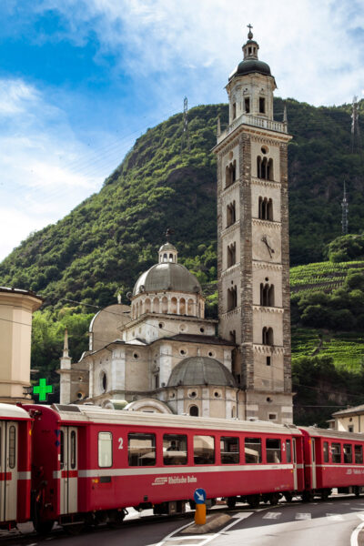 Trenino Rosso con Santuario della Madonna di Tirano sullo sfondo