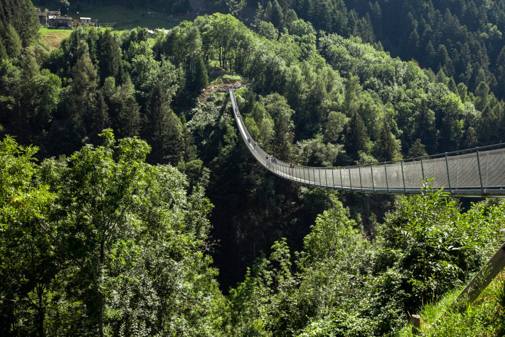 Ponte nel Cielo che attraversa la Val Tartano - Parco Alpi Orobie Valtellinesi