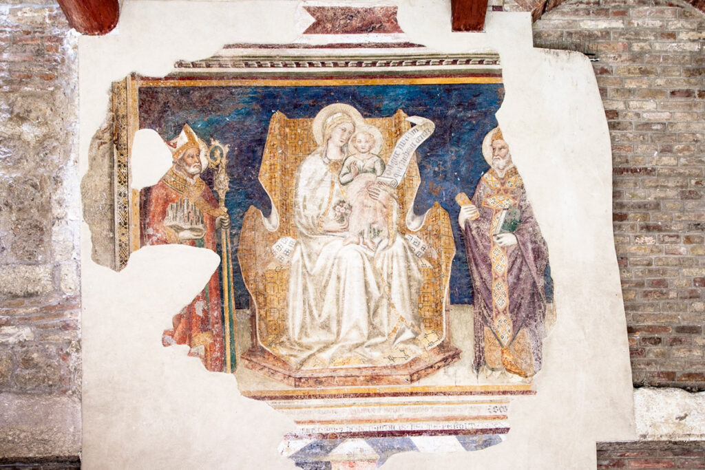 Affresco della Madonna col Bambino e i Santi Gimignano e Nicola