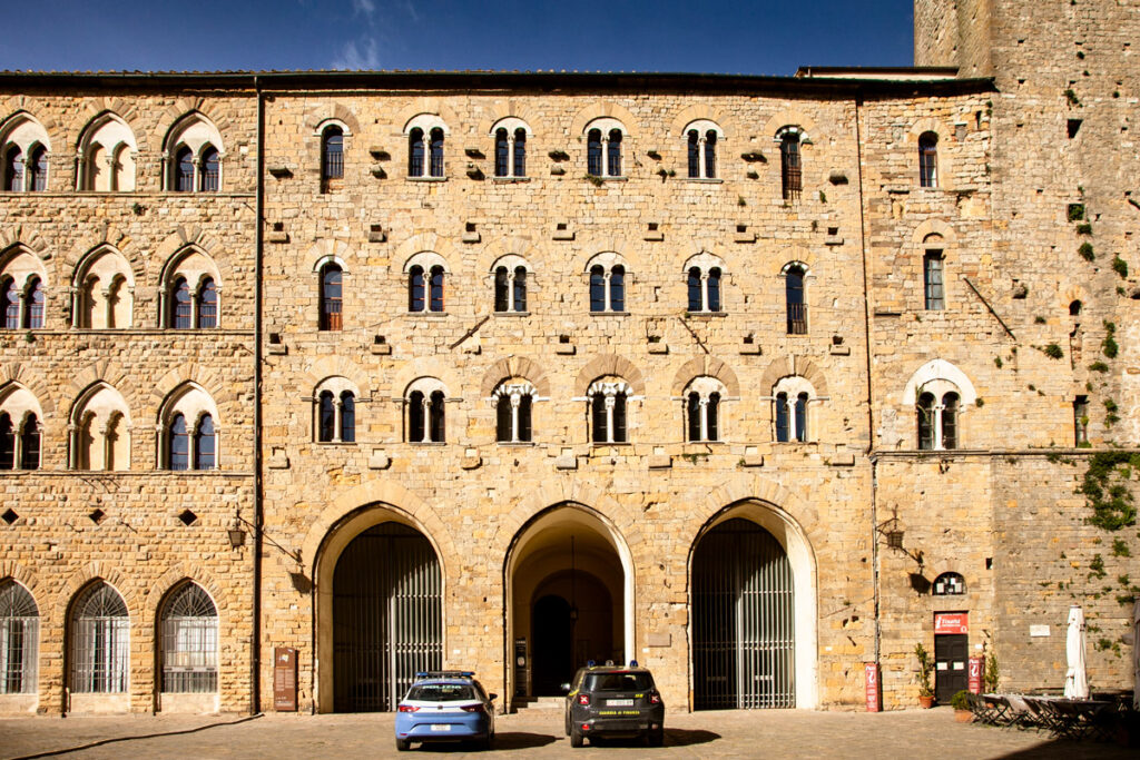 Archi e ingresso al palazzo Pretorio di Volterra