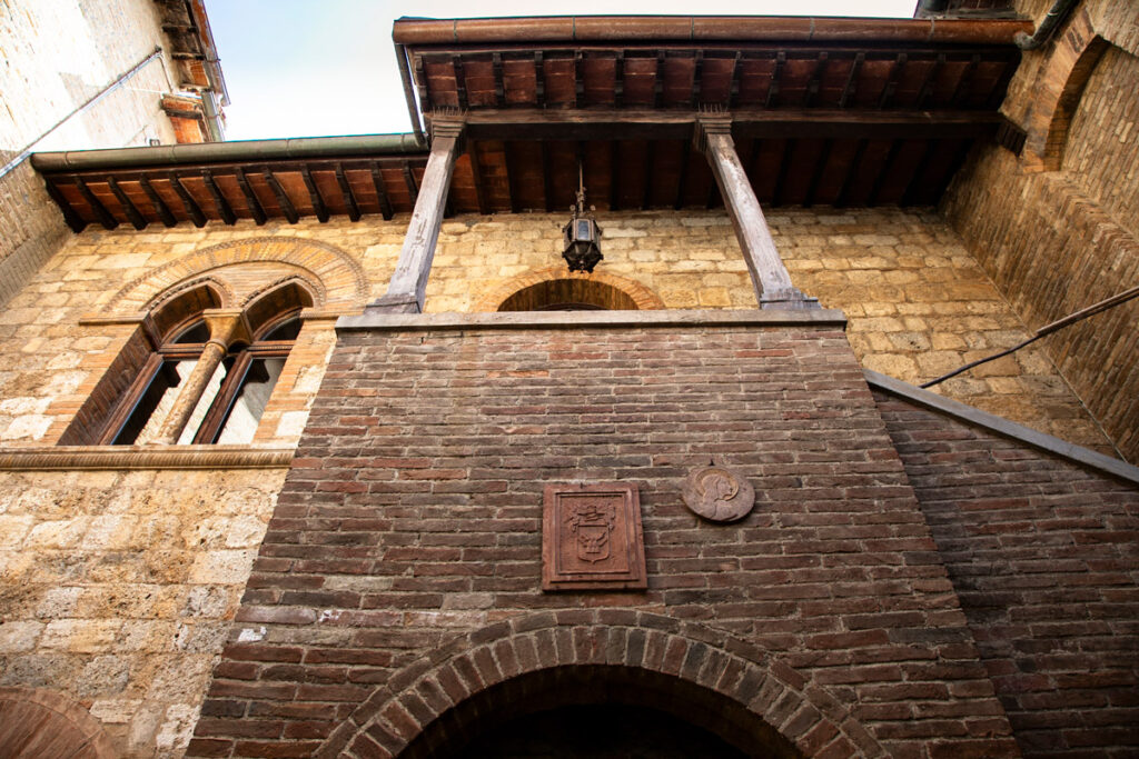 Architettura su più livelli della chiesa di San Francesco - San Gimignano
