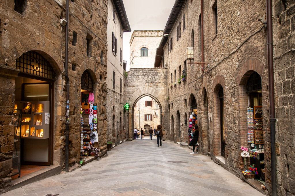 Arco della Cancellaria su via San Matteo