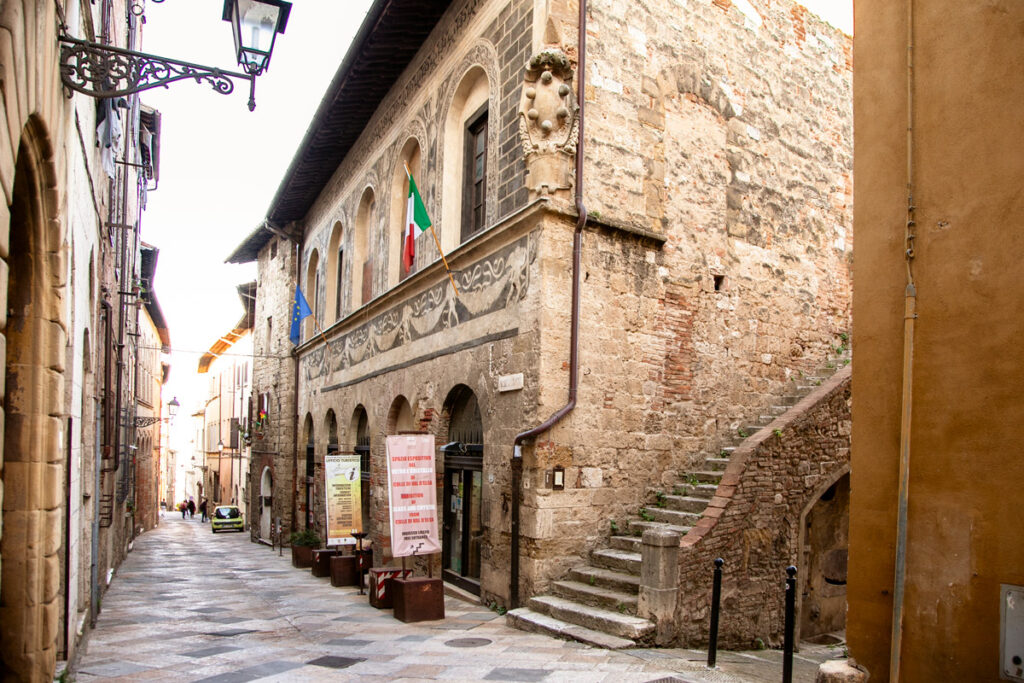 Facciata con affreschi del palazzo dei Priori - Borghi in Toscana
