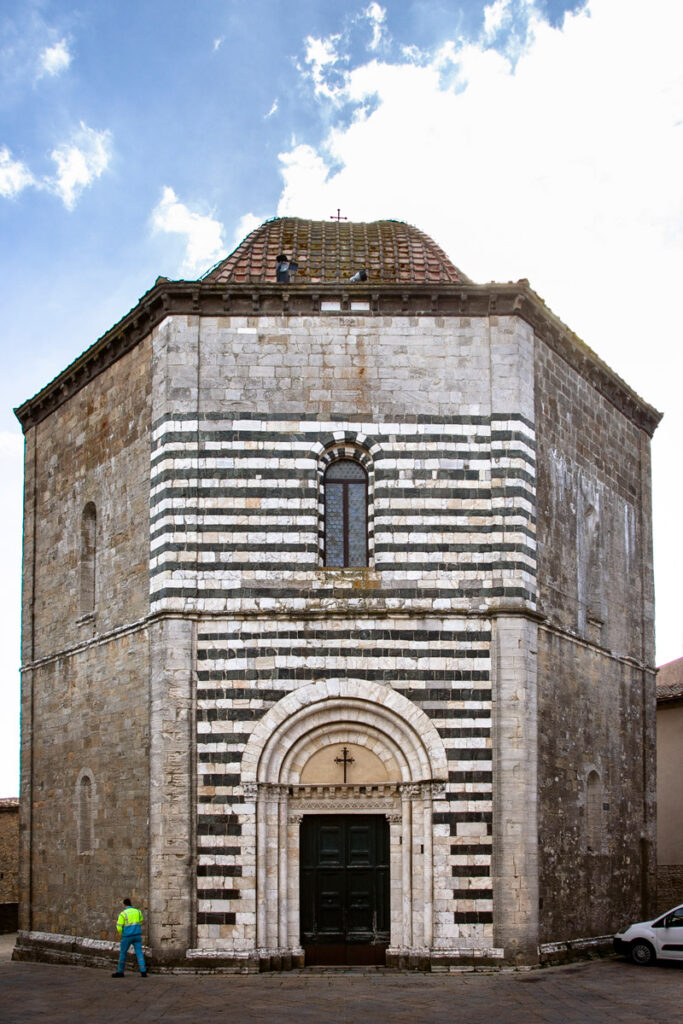 Facciata del battistero di San Giovanni Battista - Volterra