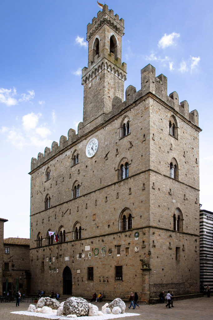 Facciata e torre del palazzo dei Priori di Volterra