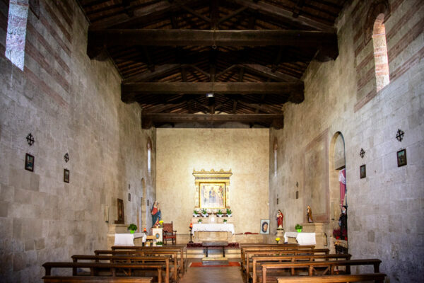 Interni della chiesa di Santa Maria in Canonica