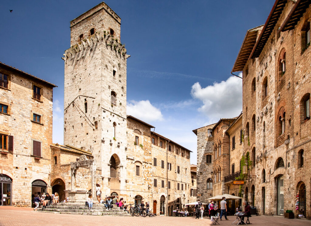 La bella Piazza della Cisterna di San Gimignano con la torre del Diavolo