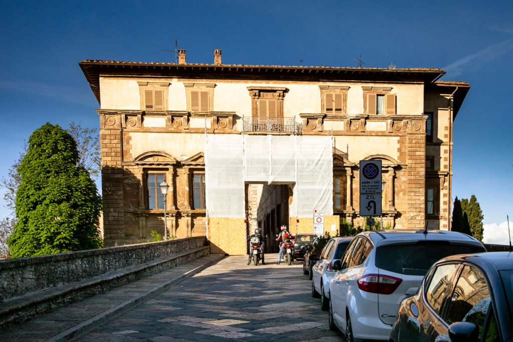 Palazzo Campana - Ingresso al borgo storico di Colle Val d'Elsa