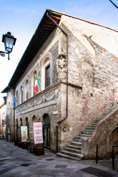 Palazzo dei Priori di Colle Val d'Elsa su via del Castello