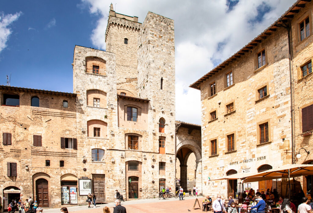 Piazza della Cisterna con Torri degli Ardinghelli e Torre Grossa