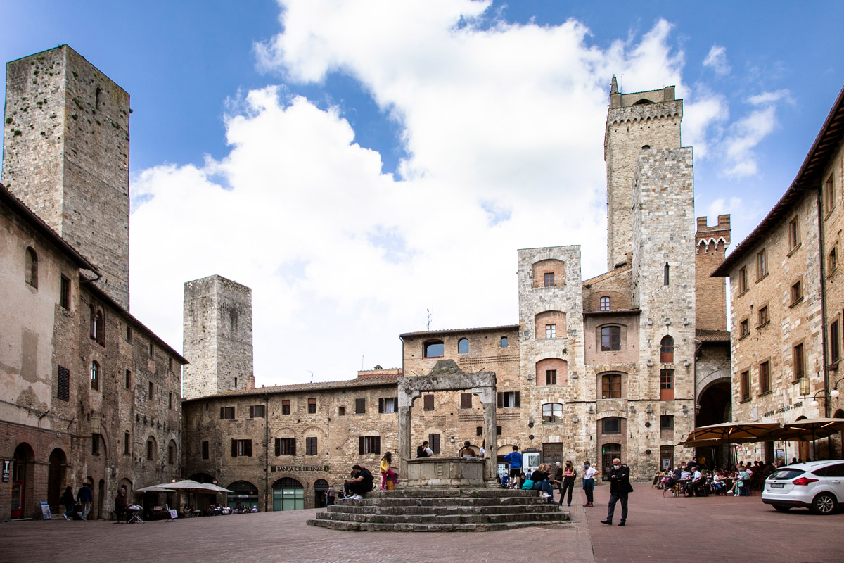 Piazza della Cisterna di San Gimignano e le torri che incombono