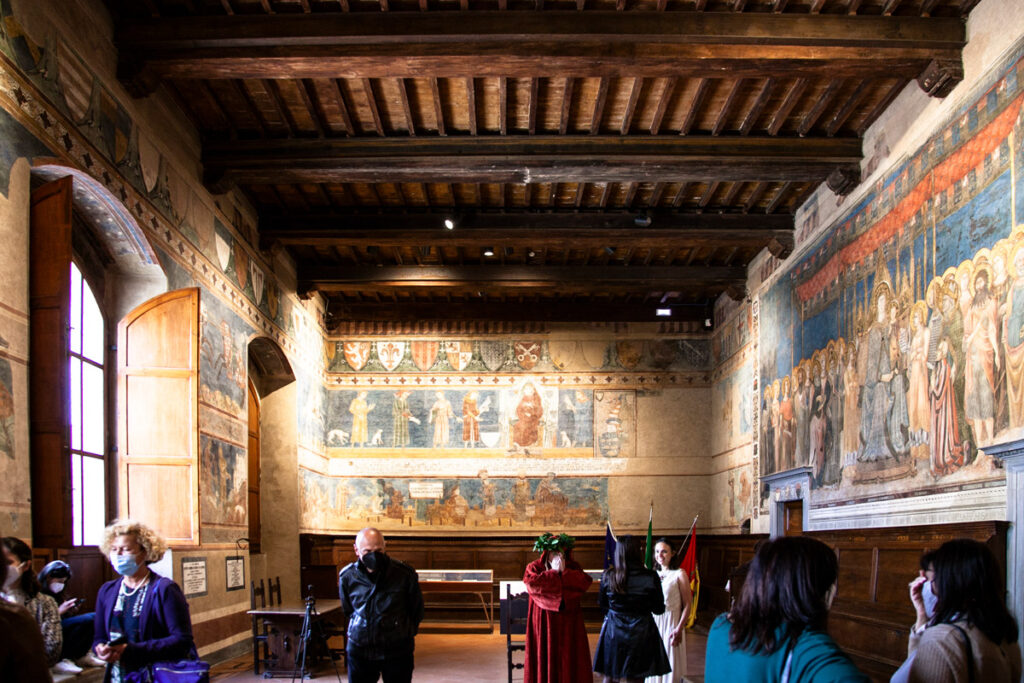 Sala di Dante del palazzo Comunale con affresco la Maestà