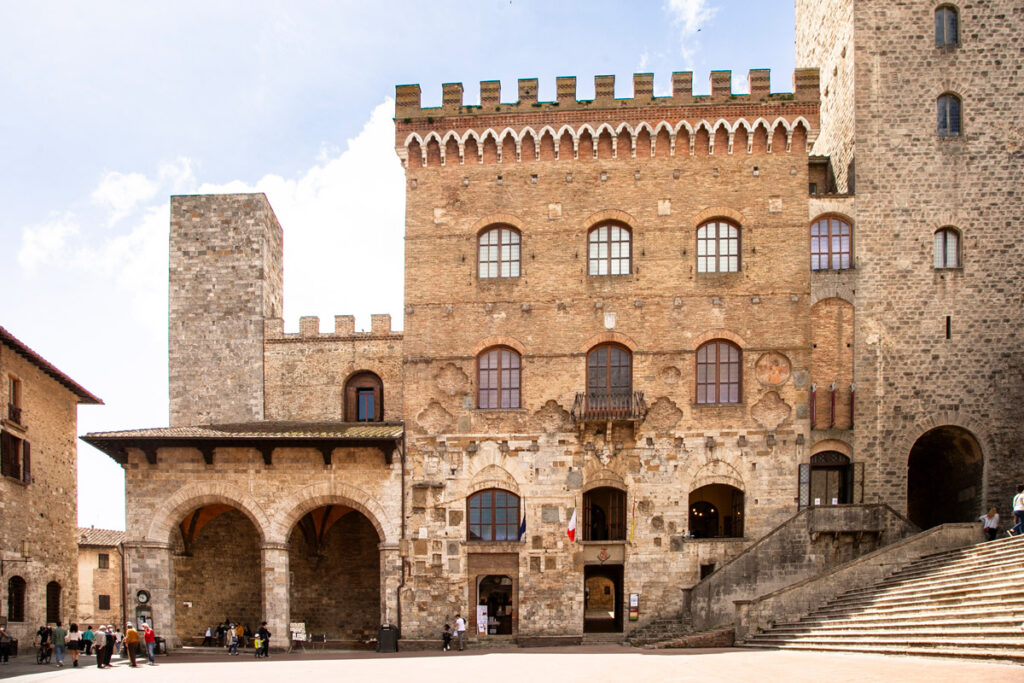 San Gimignano e la sua Piazza del Duomo con il palazzo comuale