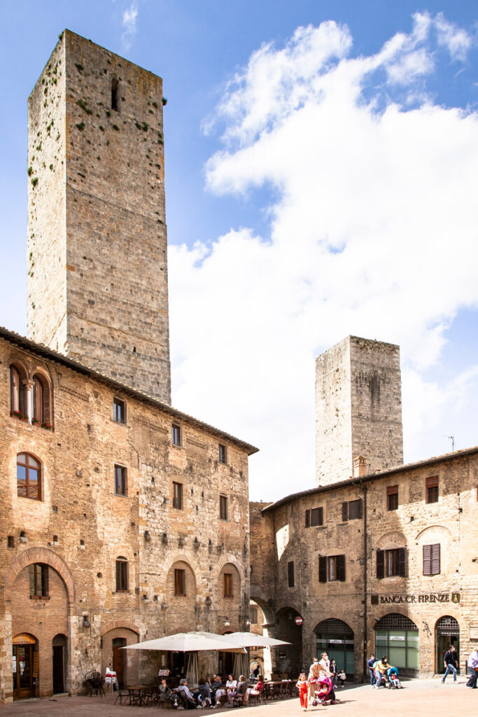 Torre Grossa e Torre Rognosa viste da piazza della Cisterna