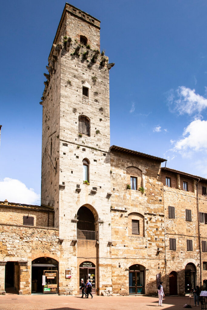 Torre del Diavolo di San Gimignano su piazza della Cisterna