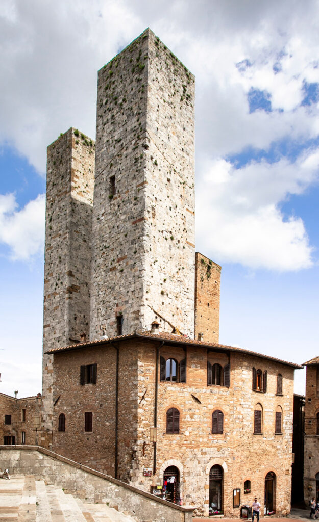 Torri dei Salvucci a San Gimignano con Torre Pettini sul retro
