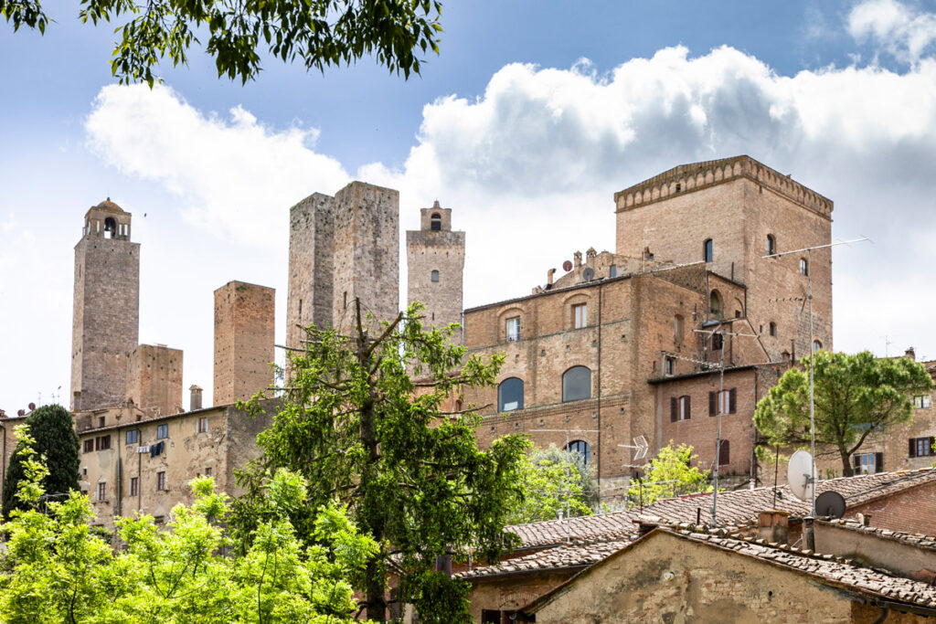 Torri di San Gimignano con la casa torre Pesciolini sulla destra