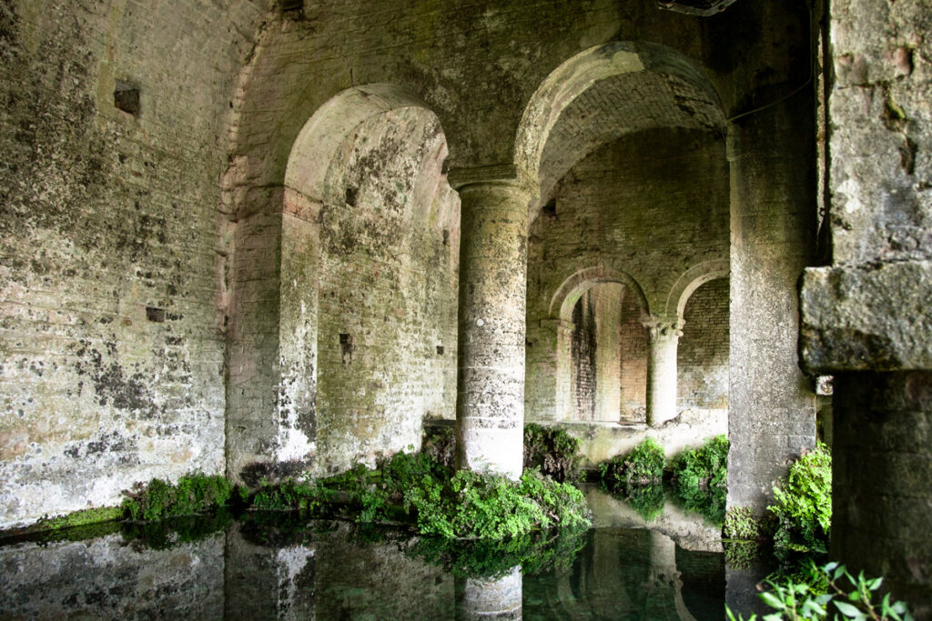 Vasche e archi delle fonti medievali di San Gimignano