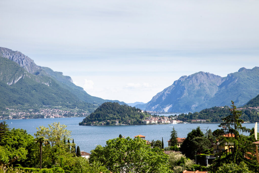 Bellagio e il lago di Como visti dal centro storico di Menaggio