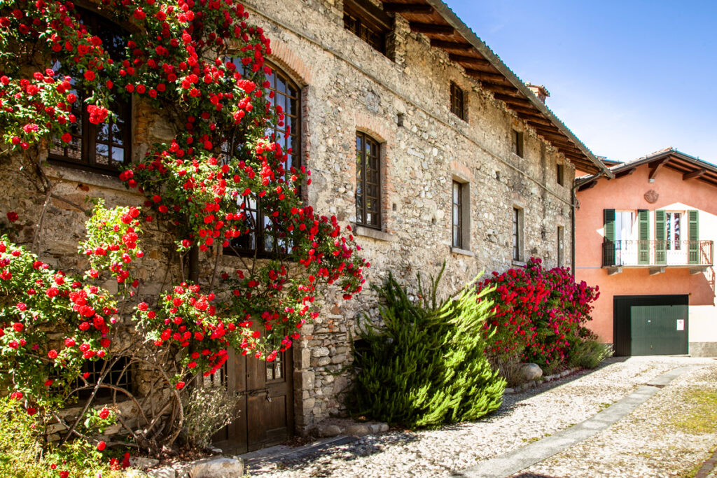 Case in pietra e fiori nella frazione di Loveno - Menaggio