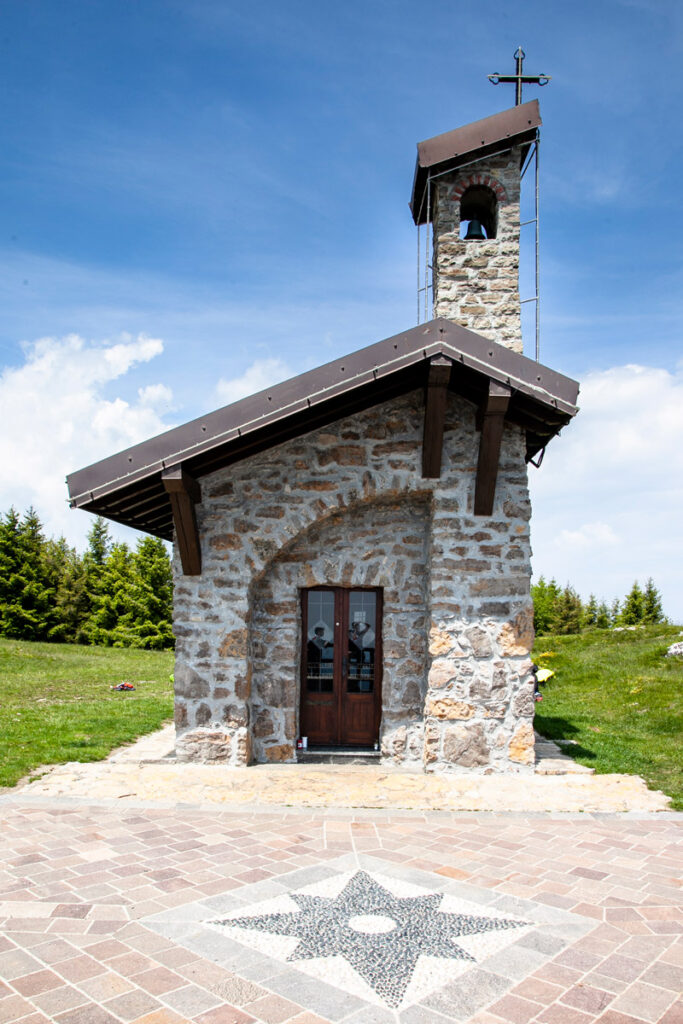 La chiesetta degli Alpini sul monte Cornizzolo
