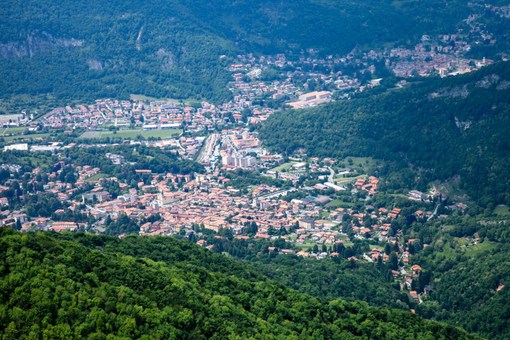 La cittadina di Canzo vista dalle vette delle montagne
