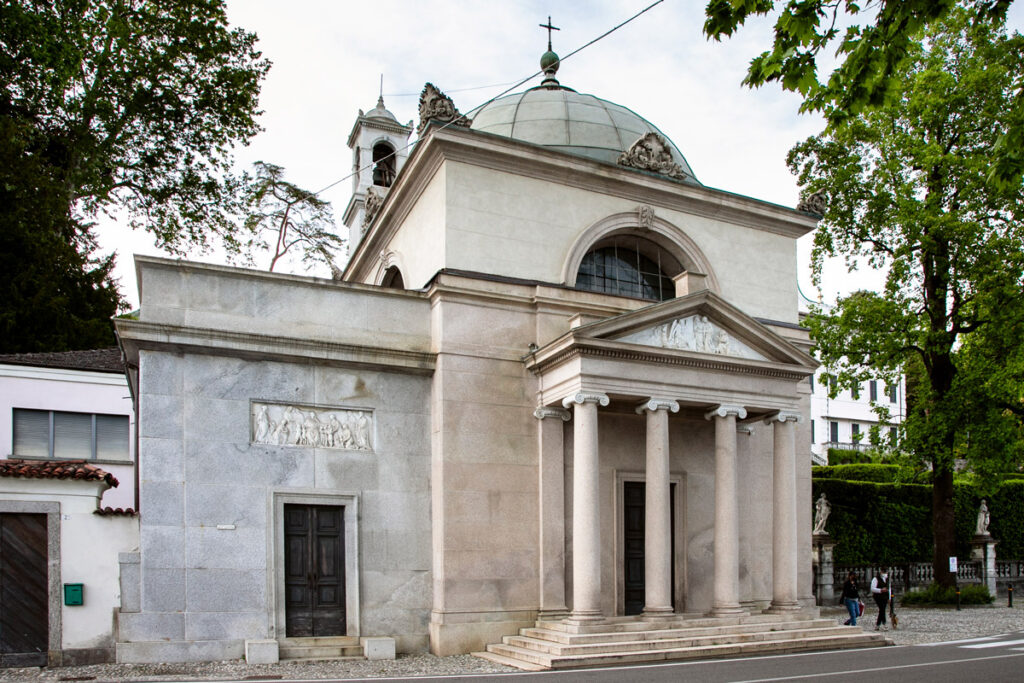 La struttura neoclassica dell'oratorio Sommariva - Tremezzo