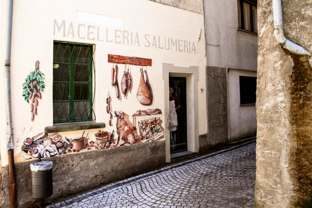 Murales del Macellaio nel borgo dipinto di Claino