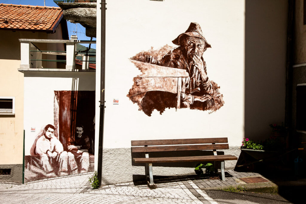 Murales nei muri del borgo dipinto di Claino